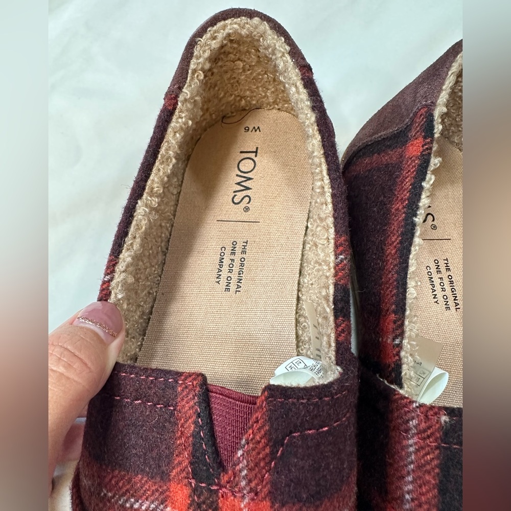 Toms slip on flats, red and black women’s shoes size 6 - Picture 4 of 7